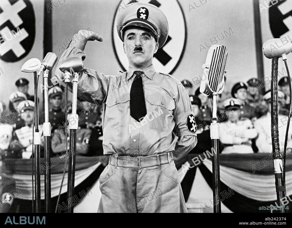 Adolf Hitler y Chaplin. CHARLIE CHAPLIN en EL GRAN DICTADOR, 1940 (THE GREAT DICTATOR), dirigida por CHARLES CHAPLIN. Copyright UNITED ARTISTS.