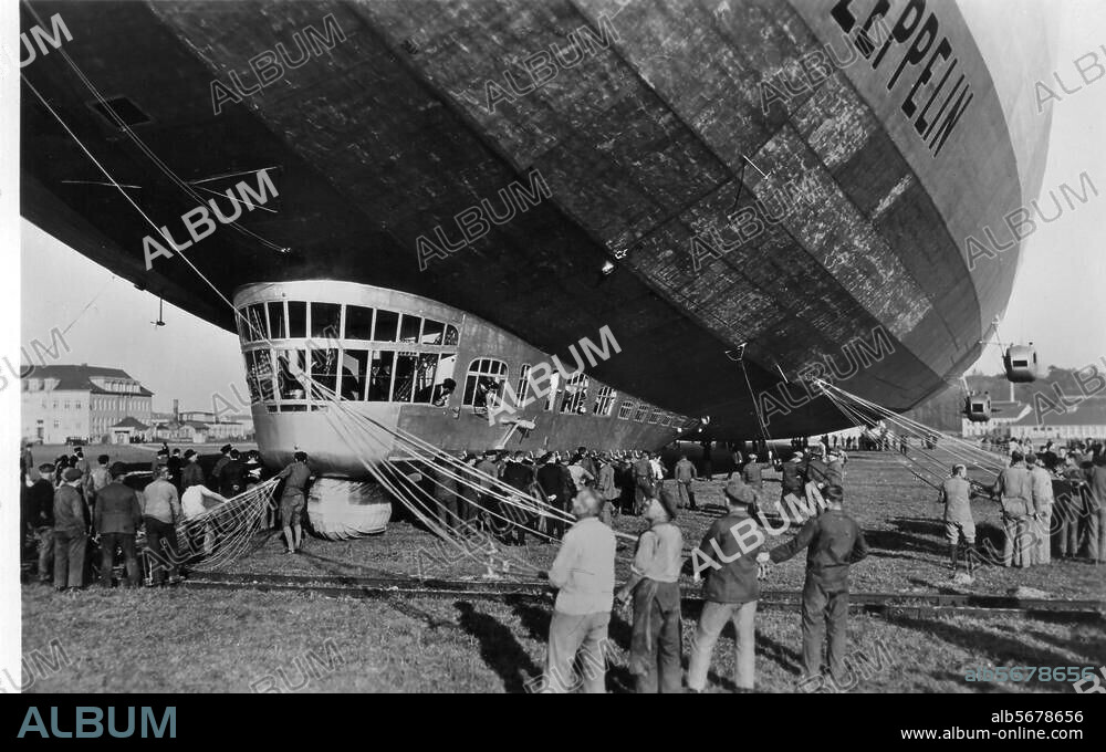 Verkehr:. Luftfahrt / Luftschiffe. Das Luftschiff "Graf Zeppelin" (LZ 127, Baujahr 1928) nach einer Landung. Foto, undat. Sammelbild aus der Serie: "Zeppelin-Weltfahrten", Nr. 4.