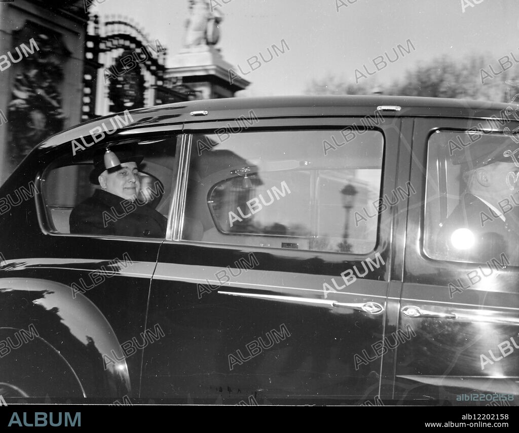 VISCOUNT KILMUIR LEAVES BUCKINGHAM PALACE. 8 FEBRUARY 1960.