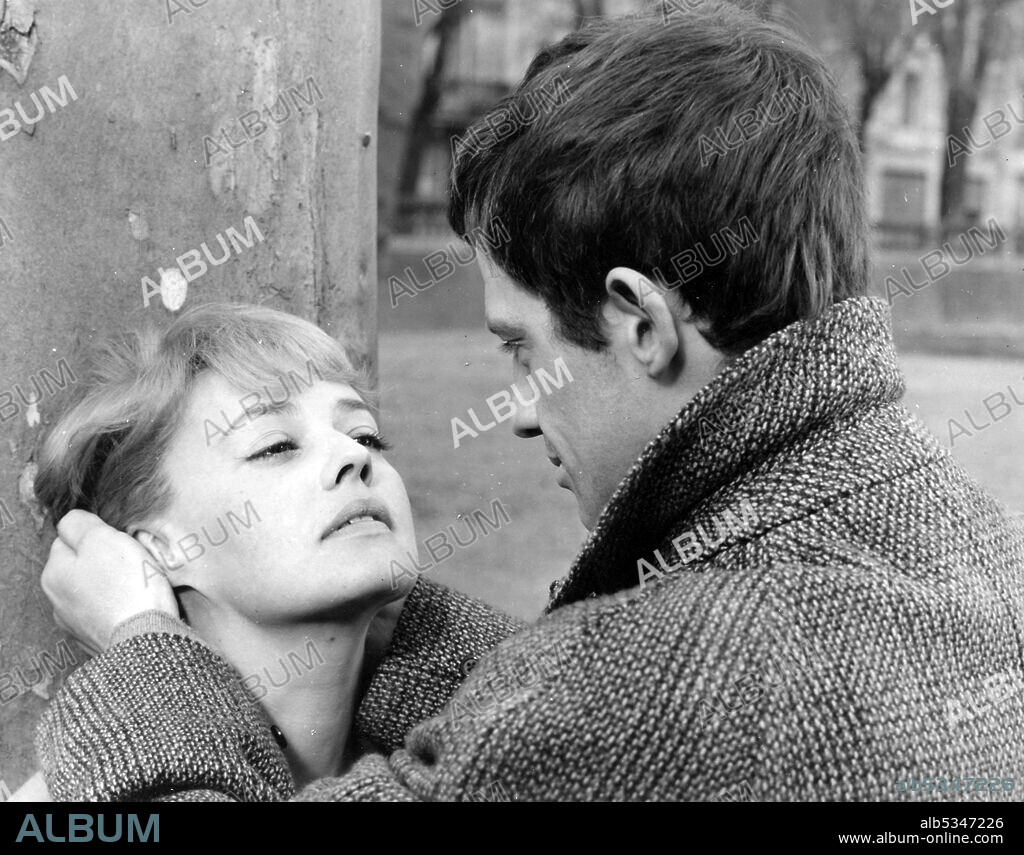 JEAN-PAUL BELMONDO and JEANNE MOREAU in MODERATO CANTABILE, 1960, directed by PETER BROOK. Copyright DOCUMENTO FILM/IENA PRODUCTIONS.