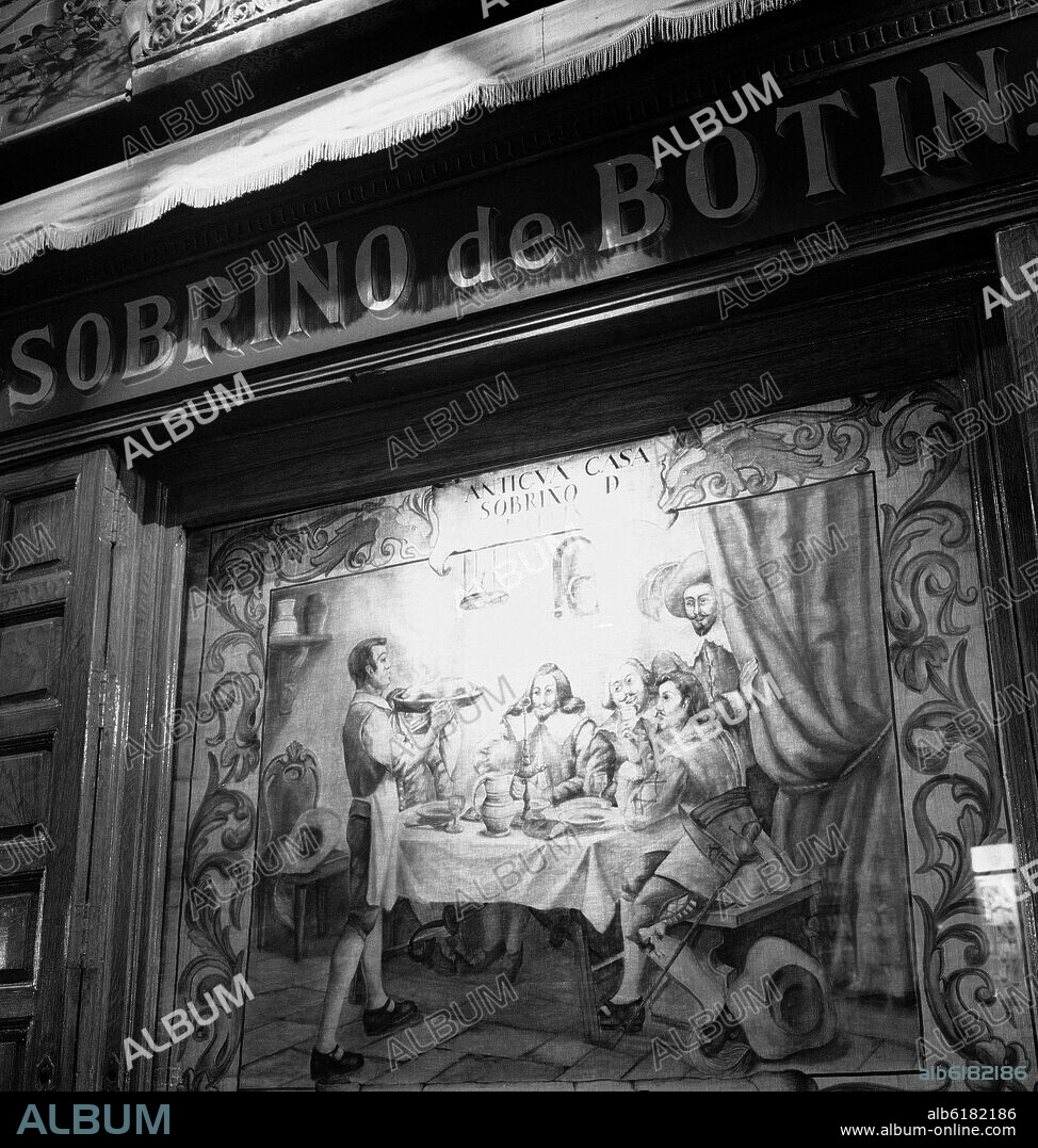 AZULEJOS DE LA ANTIGUA CASA SOBRINO DE BOTIN - RESTAURANTE FUNDADO EN 1725 - FOTOGRAFIA EN BLANCO Y NEGRO - AÑOS 50.