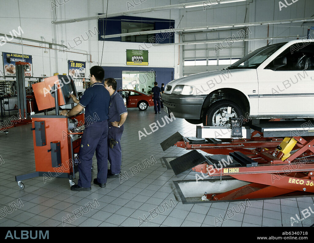 INTERIOR DE UN TALLER MECANICO.