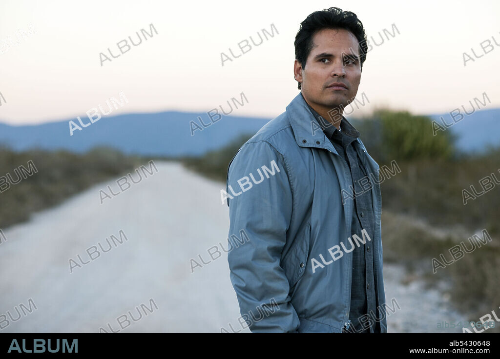 MICHAEL PEÑA en NARCOS: MEXICO, 2018, dirigida por ALEJANDRA MARQUEZ ABELLA, AMAT ESCALANTE, ANDRES BAIZ, JOSEF KUBOTA WLADYKA, LUIS ORTEGA y WAGNER MOURA. Copyright Gaumont Télévision / Netflix.
