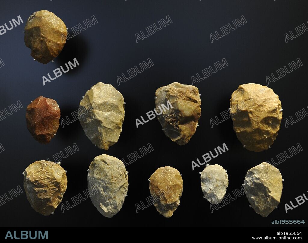 ARTE. PREHISTORIA. EUROPA. CULTURA MUSTERIENSE. PALEOLITICO MEDIO. En la que dominaba el Homo Sapiens Neardenthalensis (300.000-40.000 a.C.). Hachas de mano de cuarcita. Petite Lande (Francia). Museo Nacional. Copenhague. Dinamarca. Europa.