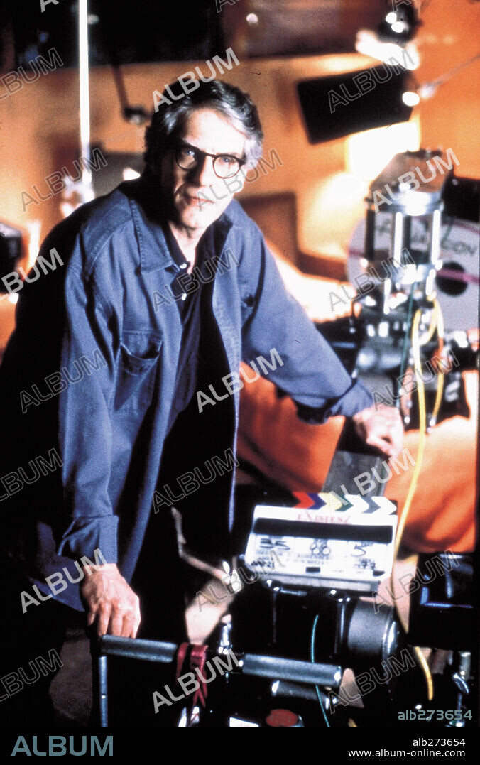 DAVID CRONENBERG en EXISTENZ, 1999, dirigida por DAVID CRONENBERG. Copyright ALLIANCE ATLANTIS FILMS.