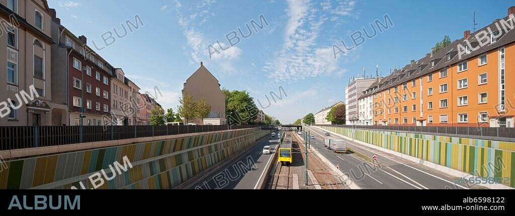 Blick von der U-Bahnstation Breslauer Straße auf die A40, Wohnhäuser und Straßenbahn.
