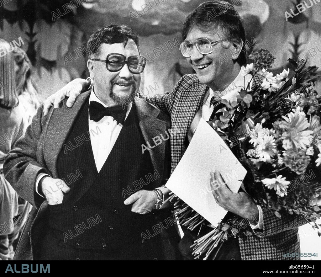 MALMÖ 1981-11-23. Berndt Maxe (t.h.) gratuleras av domaren Jan-Öjvind Swahn efter segern i ämnet "Skånska slott och herresäten" i TV-programmet Kvitt eller dubbelt.. Foto: Johnny Zaar / Skånereportage / TT / kod 34532.