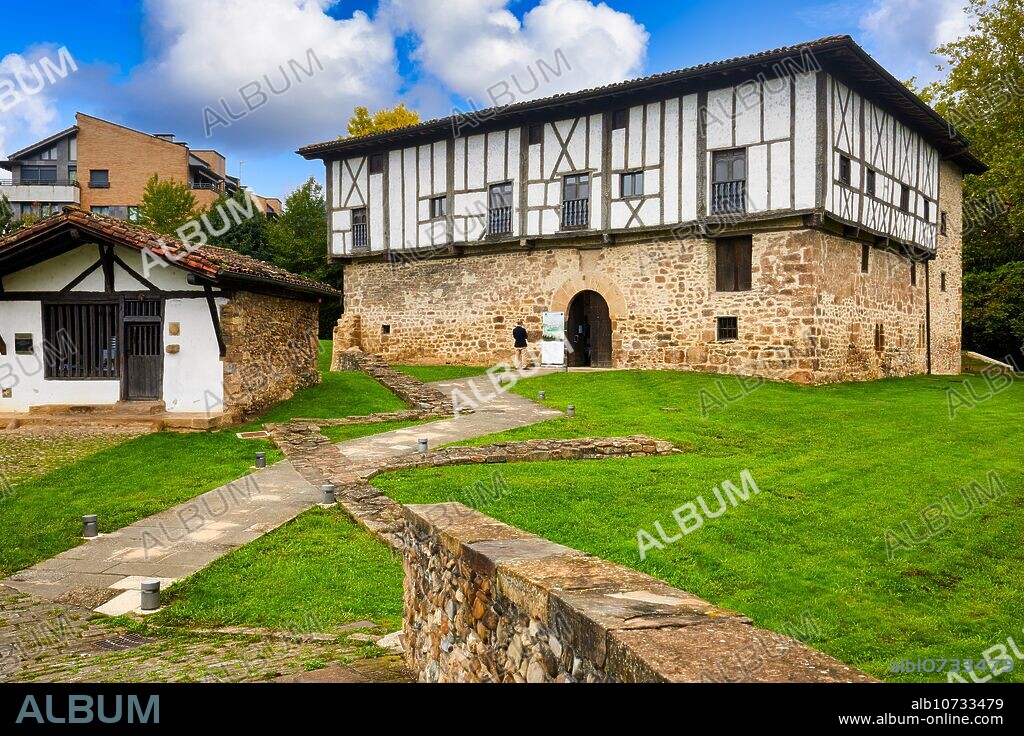 Palacio de Igartza, S.XVI, el más grande construido con madera en el País Vasco, tiene una galería aérea y un patio central de madera, Conjunto Monumental de Igartza, Beasain, Gipuzkoa, Basque Country, Spain, Europe.