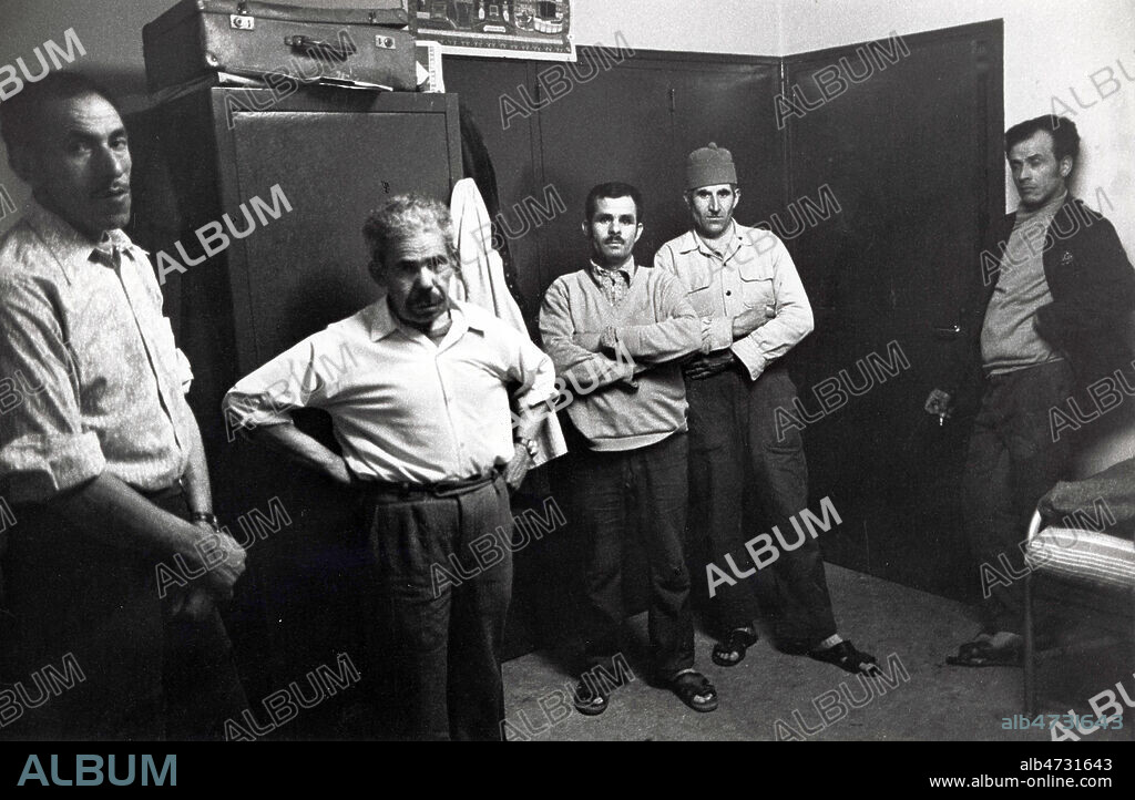 Immigres algeriens et marocains dans leur foyer, logement de travailleurs de l'usine Cosson a Louvres (dpt. 95). Photographie Jean POTTIER de 1975. Credit : Coll. Jean Pottier / KHARBINE-TAPABOR.