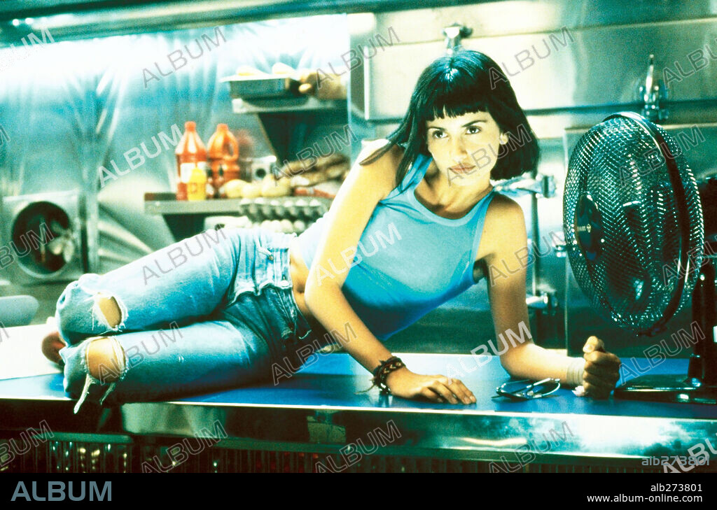 PENELOPE CRUZ en BRUJAS, 1996, dirigida por ALVARO FERNANDEZ ARMERO. Copyright ENRIQUE CEREZO PRODUCCIONES.