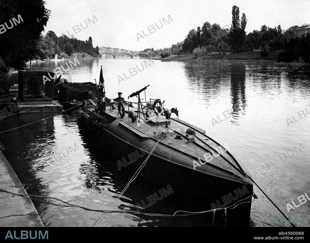Decima flottiglia MAS. first world war. mas 95 on po river. Italy. 1915-18.