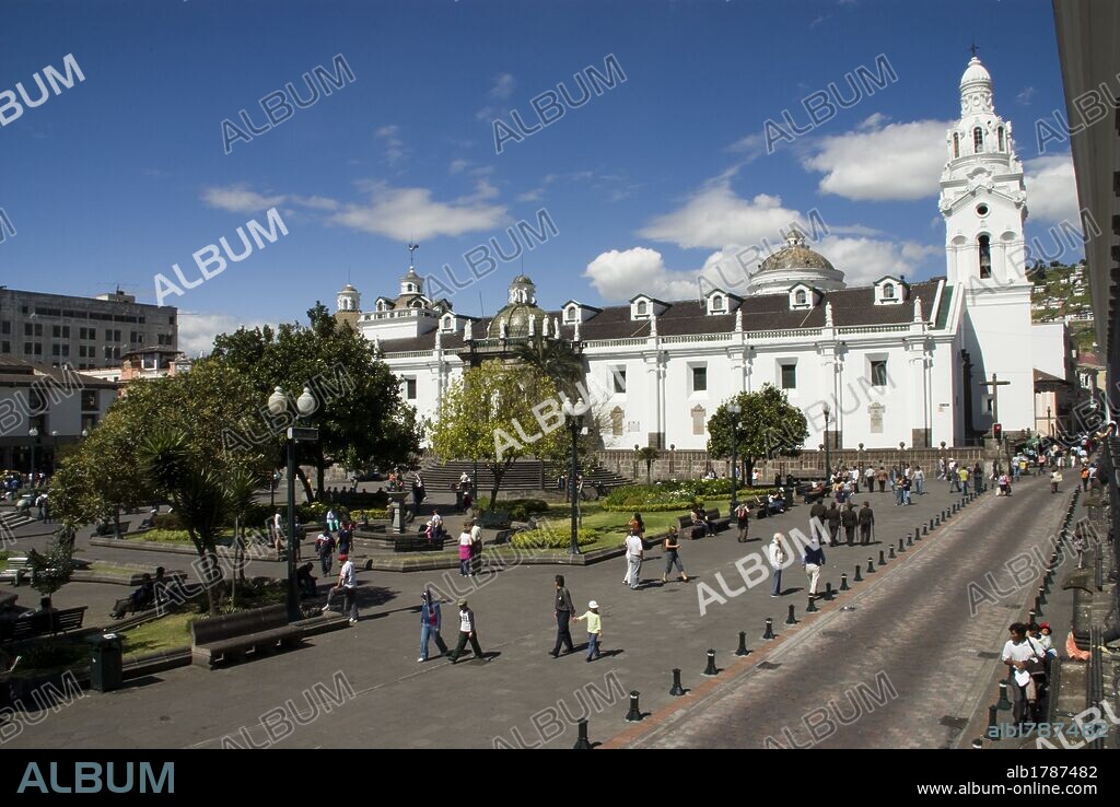 Ecuador.Quito.Historical center.Square of Independencia o square Grande.Church of El Sagrario and the Cathedral. .