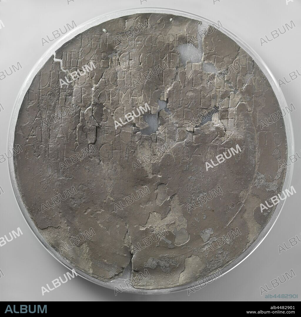 Dirck Hartogh dish, Round pewter dish (plate) with completely flattened edge. The inscription is applied over the entire width. The last three lines are almost completely worn out. Inscription: 1616 THE 25 OCTOBERIS HERE AGAIN THE SHIP DEENDRAUGHT OF AMSTERDAM THE SURPRISE MAN GILLIS MIBAIS OF LVICK SCHIPPER DIRCK HATICHS OF AMSTERDAM THE 27 DITO TO SEIL GEGHN AFTER BANTVM THE HIGHLIGHT MAN IAN STINS THE SUPERVIVIERKE PIETROOIER PIETRIETIER BIET D. ) Dated: October 25, 1616 (......), Dirk Hartog island, Dirck Hartogh, anonymous, 1600 - 1616, tin (metal), engraving, d 36.5 cm h 70 cm × w 50 cm × t 4 cm d 3 cm.