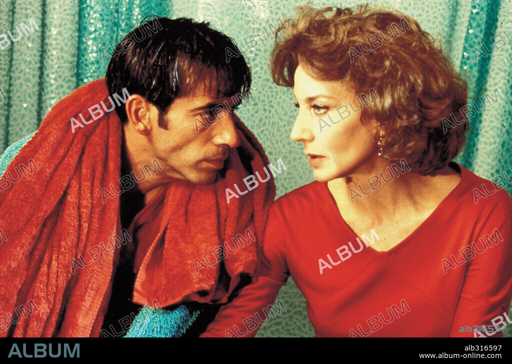 IMANOL ARIAS and MARISA PAREDES in THE FLOWER OF MY SECRET, 1995 (LA FLOR DE MI SECRETO), directed by PEDRO ALMODOVAR. Copyright EL DESEO S.A.