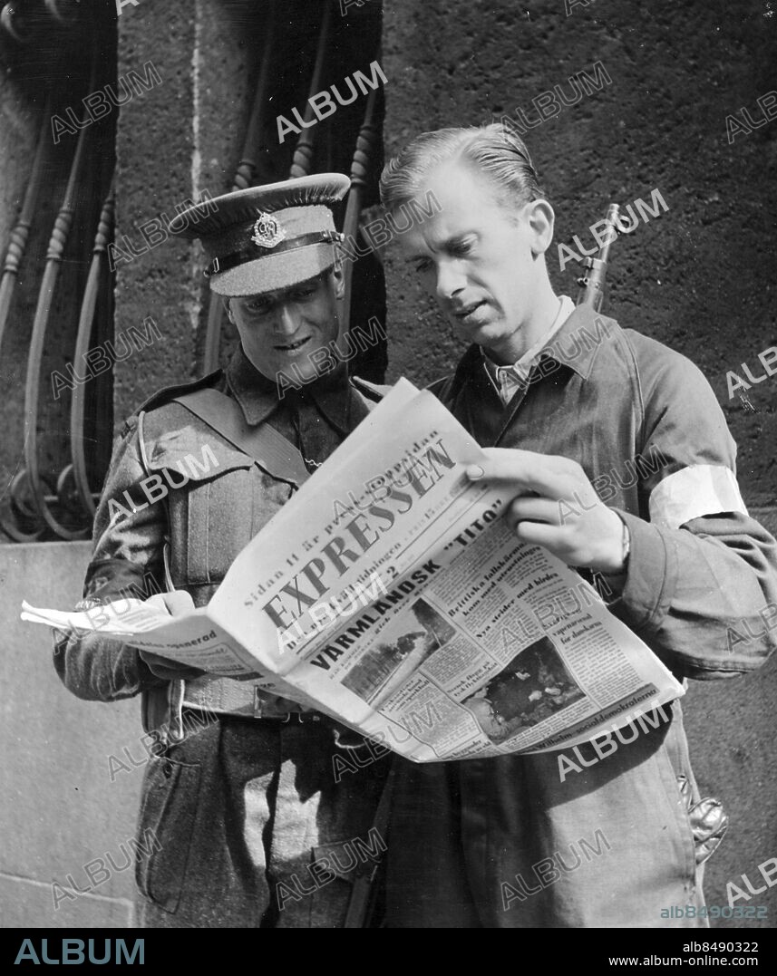 19450514 - Expressen har kommit till Norge varje dag efter freden. Fallskärmsjägare N Chapman från Manchester och soldaten R. Heitman läser nyheterna Foto: DEX Kod: 192 COPYRIGHT SCANPIX SWEDEN.