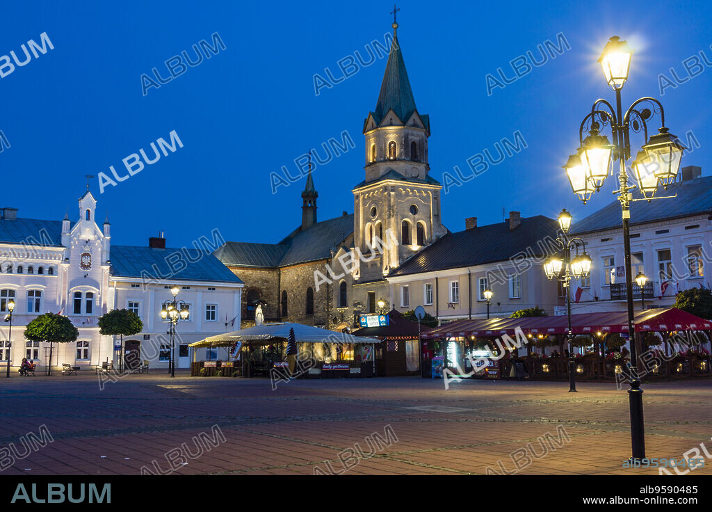 iglesia y el monasterio franciscano, neo-romanico, plaza del mercado, Sanok, Voivodato de Subcarpacia, Polonia, eastern europe.