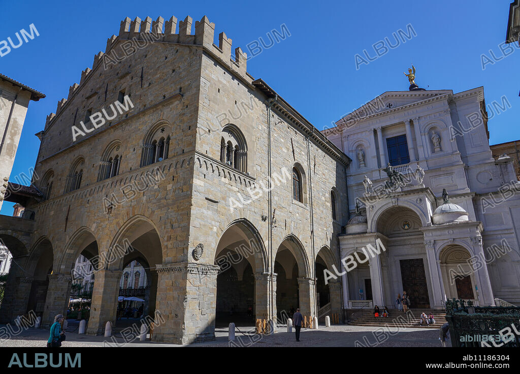 Piazza Duomo, Palazzo della Ragione and Bergamo Cathedral, Bergamo, Lombardy, Italy, Europe.