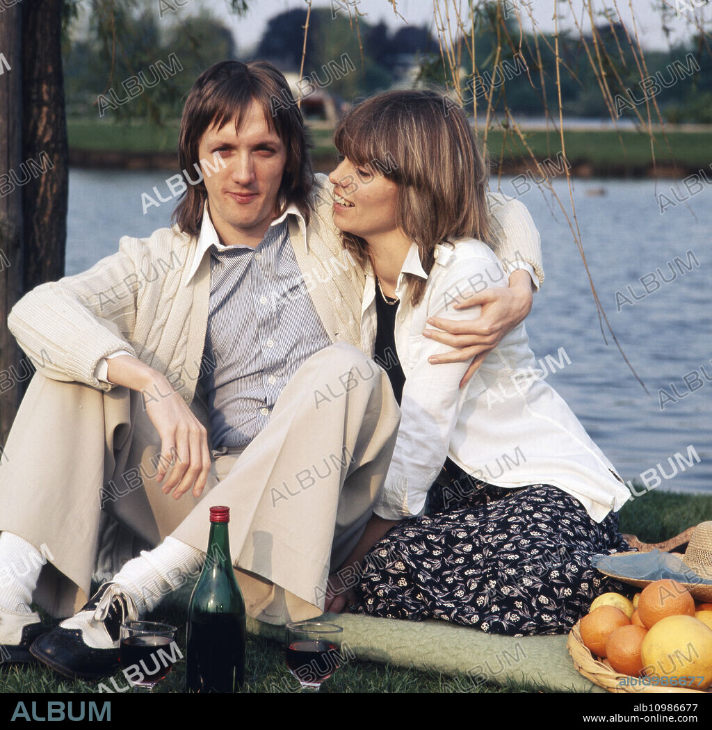 The German rock musician and actor Marius Müller-Westernhagen enjoys a picnic and a glass of wine with his partner Katrin Schaake, Germany 1970s.