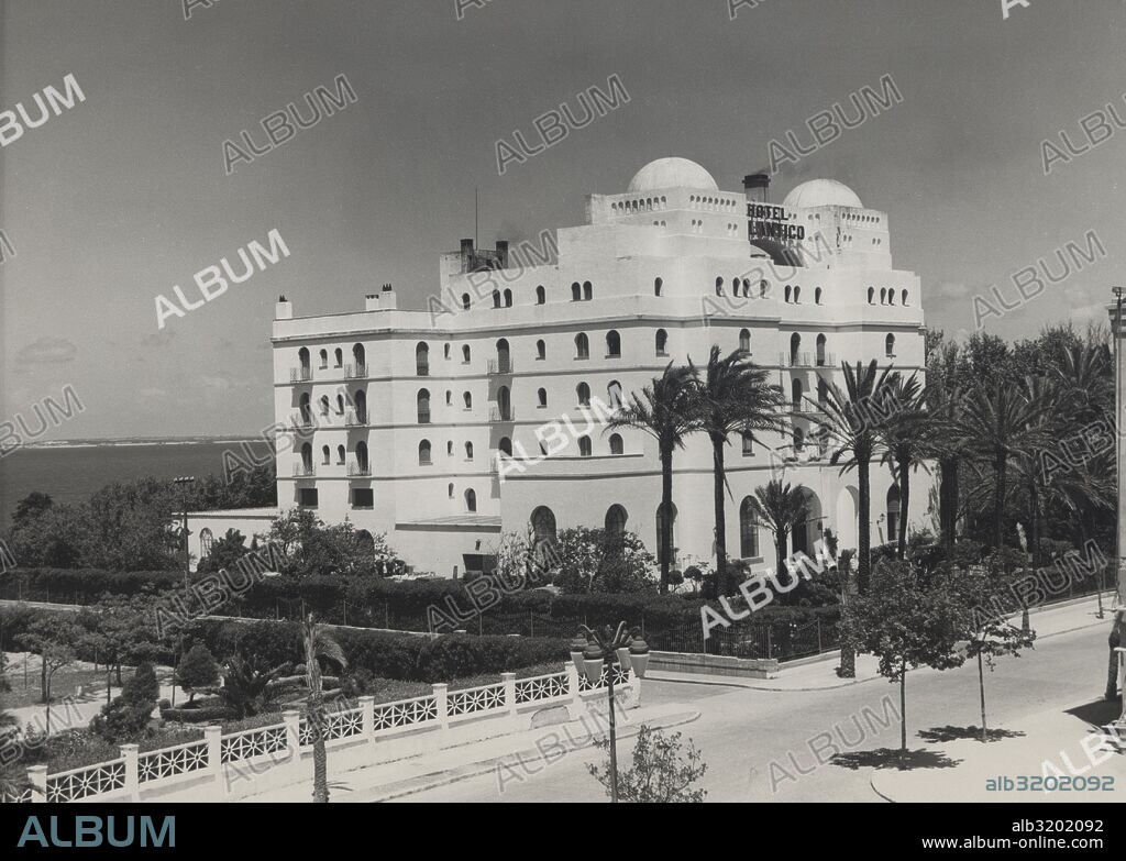 Andalucía. Cádiz. Vista exterior del edificio del Hotel Atlántico. Años 1950.
