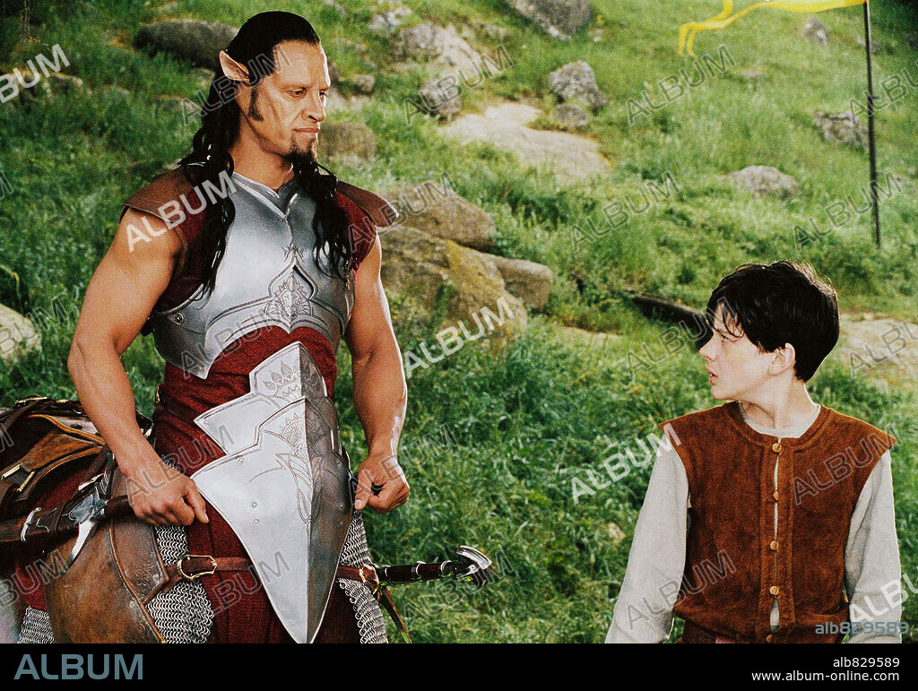 PATRICK KAKE and SKANDAR KEYNES in CHRONICLES OF NARNIA: THE LION, THE WITCH AND THE WARDROBE, THE, 2005, directed by ANDREW ADAMSON. Copyright WALT DISNEY PICTURES / BRAY, PHIL.