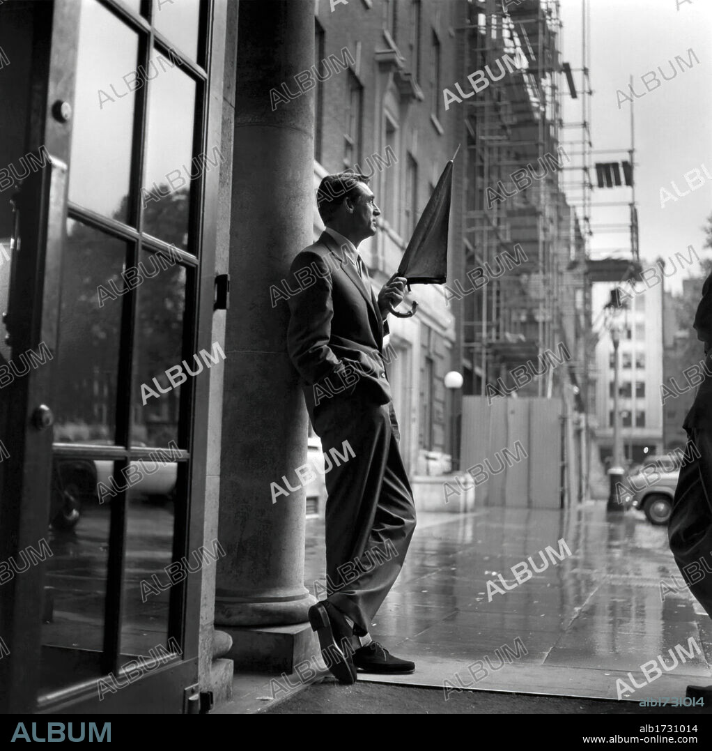 CARY GRANT.