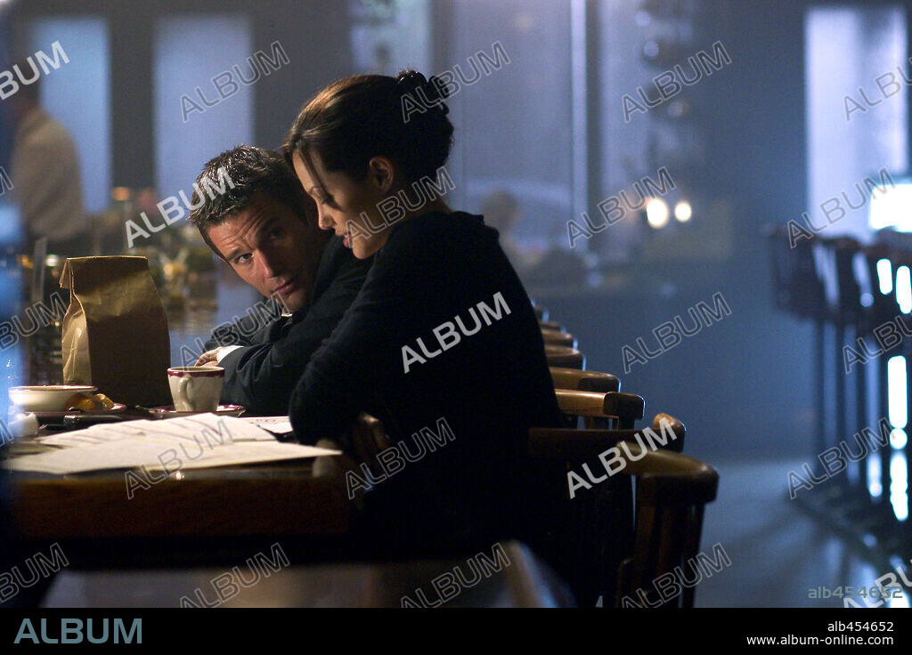 ANGELINA JOLIE und ETHAN HAWKE in TAKING LIVES, 2004, unter der Regie von D. J. CARUSO. Copyright WARNER BROS. PICTURES.