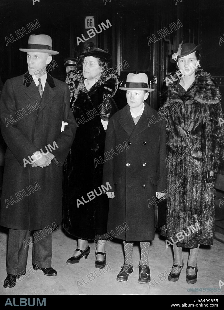 STOCKHOLM 1934-12.. Orig. bildtext... PROFESSOR MURPHY MED FAMILJ. Anm. Nobelpriset i fysiologi eller medicin 1934, tillsammans med G.H. Whipple och G. Minot, båda USA. Överrockar Pälsar persons: William Parry Murphy sites: STOCKHOLM ;SVERIGE ;USA*.