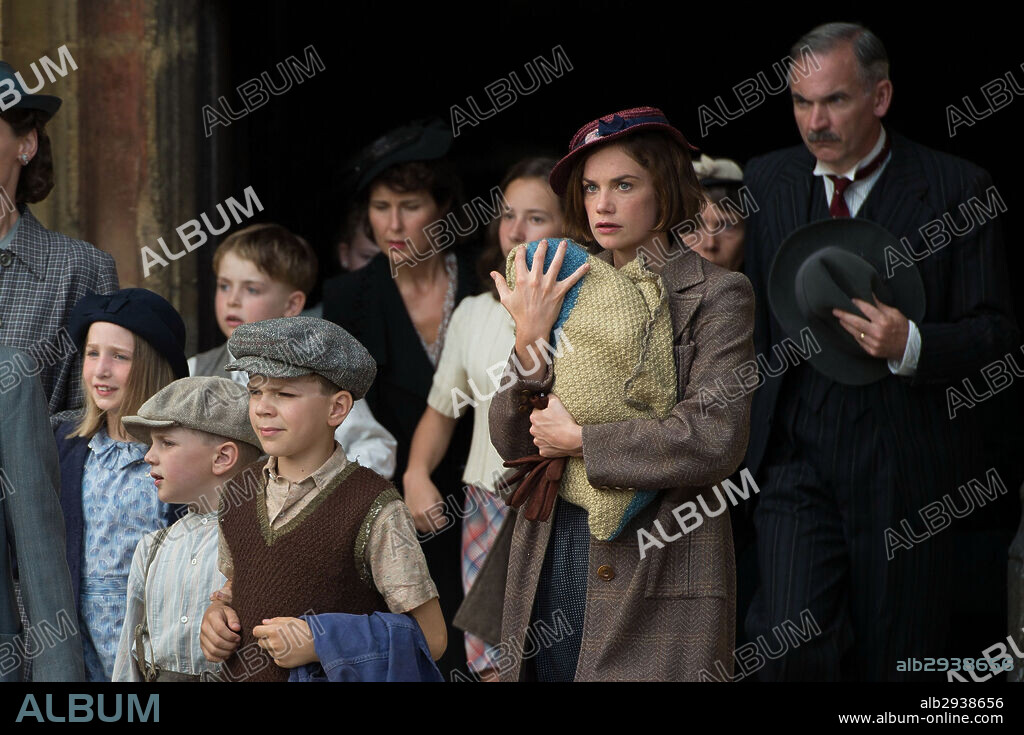 RUTH WILSON in SUITE FRANÇAISE, 2014, unter der Regie von SAUL DIBB. Copyright ALLIANCE FILMS/QWERTY FILMS/SCOPE PICTURES/TF1 FILMS PRODUCT.
