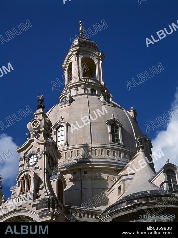 Dresden (Sachsen), Frauenkirche. (1726-38 erbaut von Georg Bähr; Februar 1945 zerstört; Wiederaufbau 1994-2004 unter Wiederverwendung der aus dem Schutt geborgenen Steine). Teilansicht: Bekrönung des südöstlichen Eckturms und Kuppel. Foto, Oktober 2004.