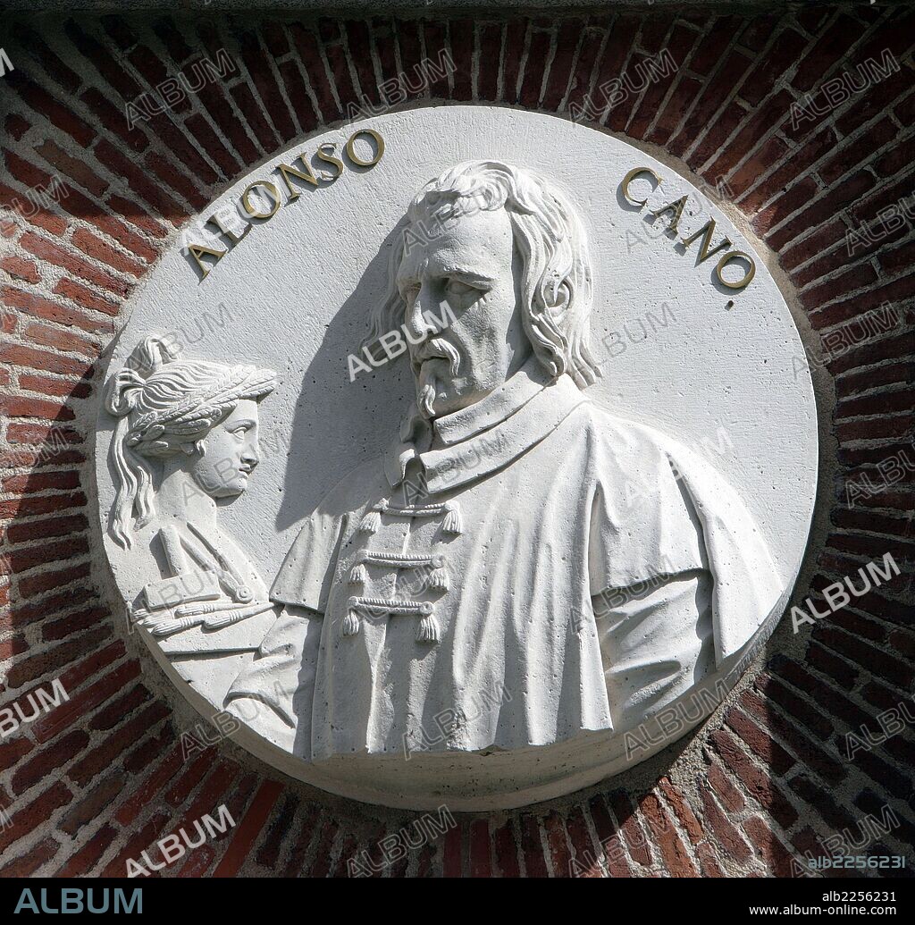ALONSO CANO. PINTOR Y ESCULTOR ESPAÑOL. GRANADA 1601 - 1667. MEDALLON ESCULTORICO EN LA FACHADA DEL MUSEO DEL PRADO EN MADRID OBRA DE RAMON BARBA Y VALERIANO SALVATIERRA EN EL AÑO 1830.