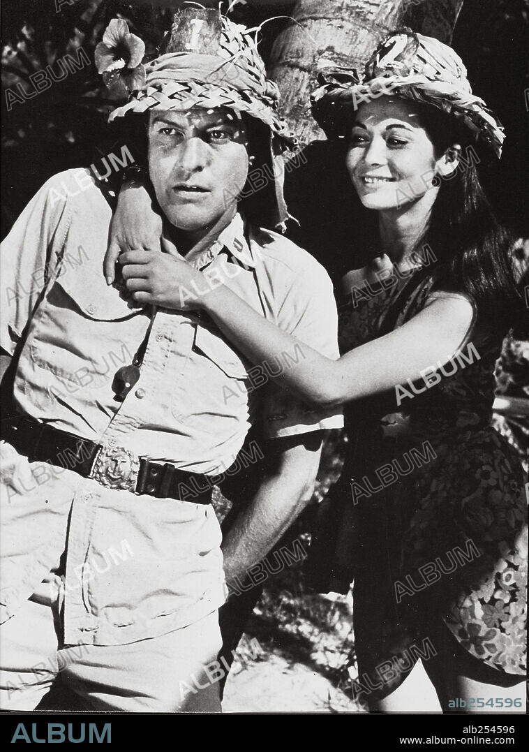 DICK VAN DYKE y NANCY KWAN en EL TENIENTE ROBINSON, 1966 (LIEUTENANT ROBIN CRUSOE U. S. N.), dirigida por PAUL BYRON. Copyright WALT DISNEY PRODUCTIONS.