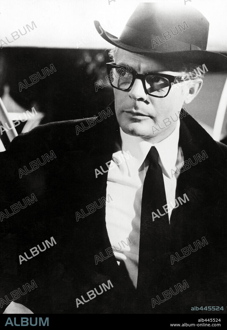 MARCELLO MASTROIANNI en FELLINI OCHO Y MEDIO, 1963 (8 1/2), dirigida por FEDERICO FELLINI. Copyright CINERIZ.