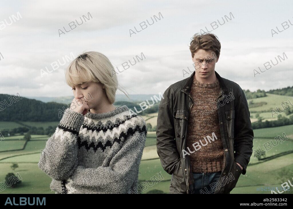 GEORGE MACKAY and SAOIRSE RONAN in HOW I LIVE NOW, 2013, directed by KEVIN MACDONALD. Copyright COWBOY FILMS.