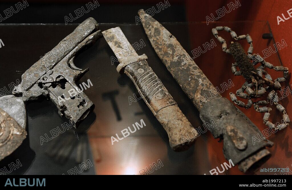 HISTORIA. II GUERRA MUNDIAL. LETONIA. Objetos encontrados en el campo de Batalla cerca e More. Más de 200 letones murieron entre el 26-29 septiembre 1944. La División 19 de la legión letona o 19. ª División SS Waffen Grenadier, detuvo el avance del ejército Rojo hacia Riga. Los objetos fueron excavados entre 1994 y 1997. Museo de la Ocupación. Riga. Letonia.