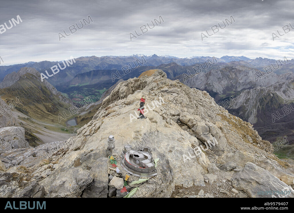 pico Mesa de los Tres Reyes , Hiru Errege Mahaia, 2442 metros, Parque natural de los Valles Occidentales, Huesca, cordillera de los pirineos, Spain, Europe.