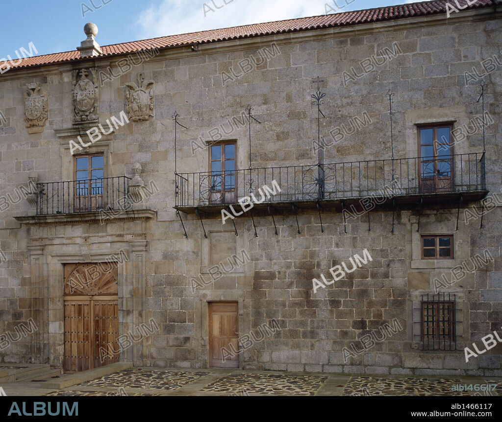 COMUNIDAD GALLEGA. LEIRO. Vista de la fachada del MONASTERIO DE SAN CLODIO, monumento histórico artístico desde el año 1931. La estructura de la misma, con balcones, es semejante a la de un pazo. El monasterio se fundó en 928 y quedó integrado en la Orden del Císter durante el siglo XIII. Provincia de Ourense. España.