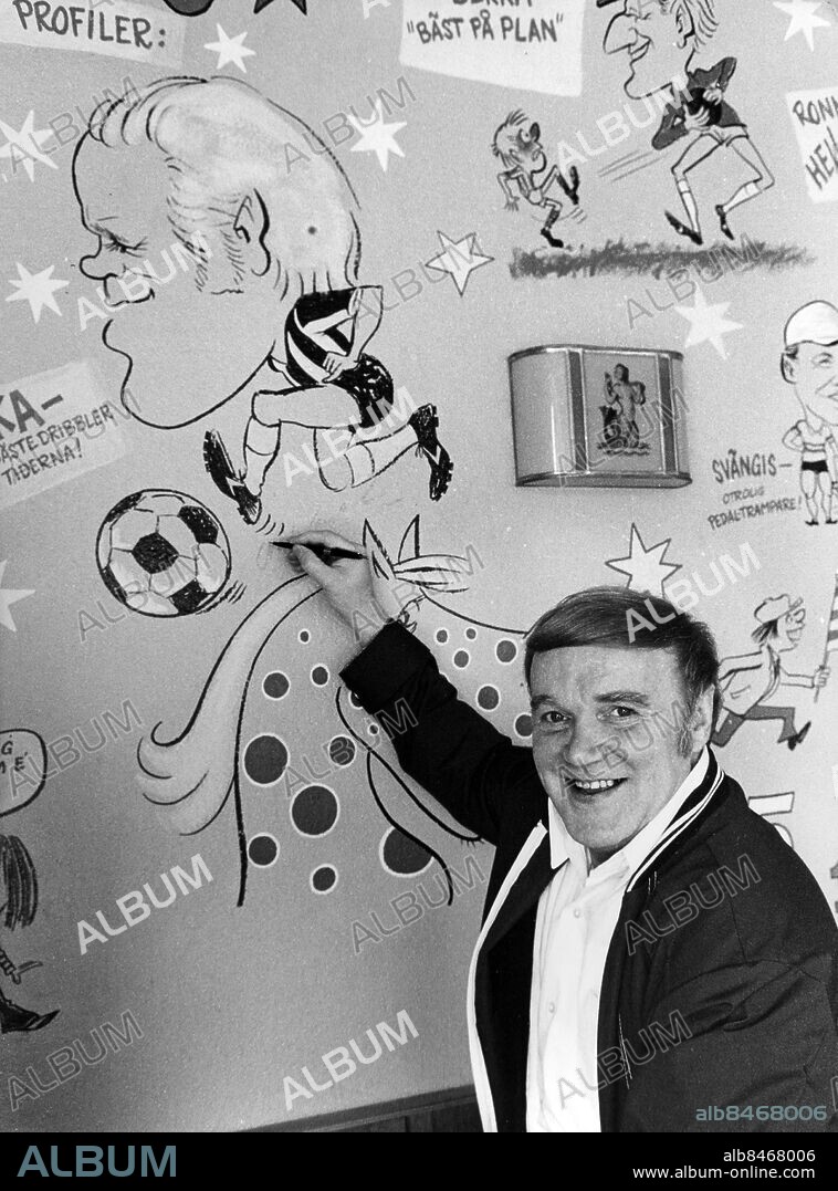 Arkiv 1958. Lennart "Nacka" Skoglund (1929-1975), fotbollspelare i Hammarby, AIK (1950) och landslaget. 1950 blev han proffs i italienska Inter. Här med Nacka-teckningar av Börje Dorch.. Foto: Svenskt Pressfoto Kod:20360. Scanpix Sweden.