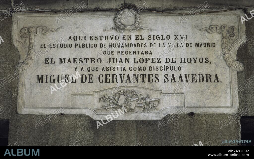 CERVANTES, Miguel de (Alcalá de Henares, 1547-Madrid, 1616). Escritor español. Autor de la obra universal "El ingenioso hidalgo Don Quijote de la Mancha" (1605). PLACA situada en la fachada del antiguo Estudio Público de Humanidades de la villa de Madrid, donde estudió el novelista. MADRID. España.