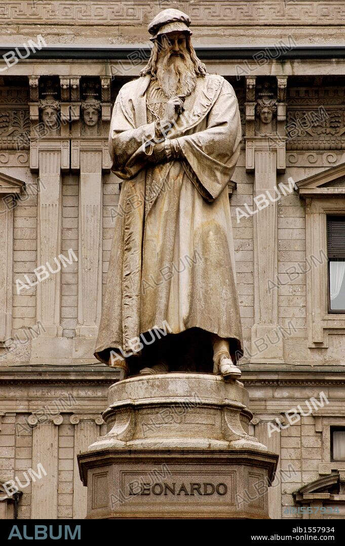 Leonardo da Vinci (1452-1519). Italian polymath of the Renaissance. Statue that crowns the monument to Leonardo da Vinci, by Pietro Magni, 1872. Piazza della Scala. Milan, Italy. Lombardy region.