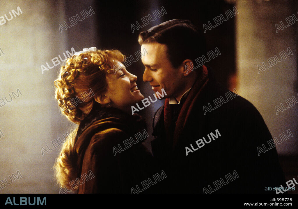 HEATH LEDGER and KATE HUDSON in THE FOUR FEATHERS, 2002, directed by SHEKHAR KAPUR. Copyright PARAMOUNT PICTURES / BAILEY, ALEX.