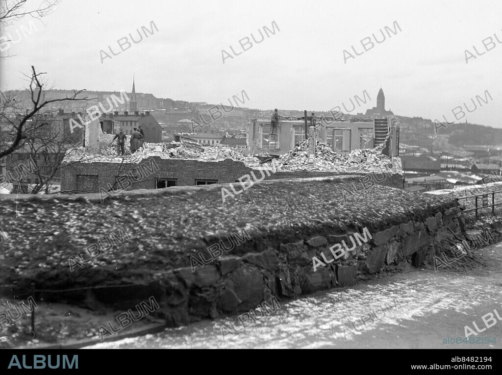 Göteborg 1938-12-20 - Stenhus rivs vid Rosenlund nedanför Kungshöjd *** Local Caption *** GT Låda 1938-december-01. KAMERAREPORTAGE.