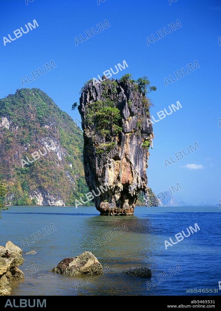 First inaugurated in 1981, Ao Phang Nga National Park covers an area of about 400 sq km and is comprised mainly of karst rocks and islands, towering cliffs and the clear waters of the Sea of Phuket. Although home to a wide variety of marine and coastal creatures, including the two-meter long water monitor, most people visit the park to marvel at and sail through and around the many looming karst towers.