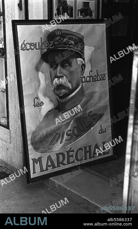 Pétain, Philippe ; maréchal et homme politique français ; 1856-1951. Affiche avec portrait de Pétain faisant la publicité pour ses disques. Photo. D'une série "La culte du Maréchal Pétain pendant la guerre 1939-1944".