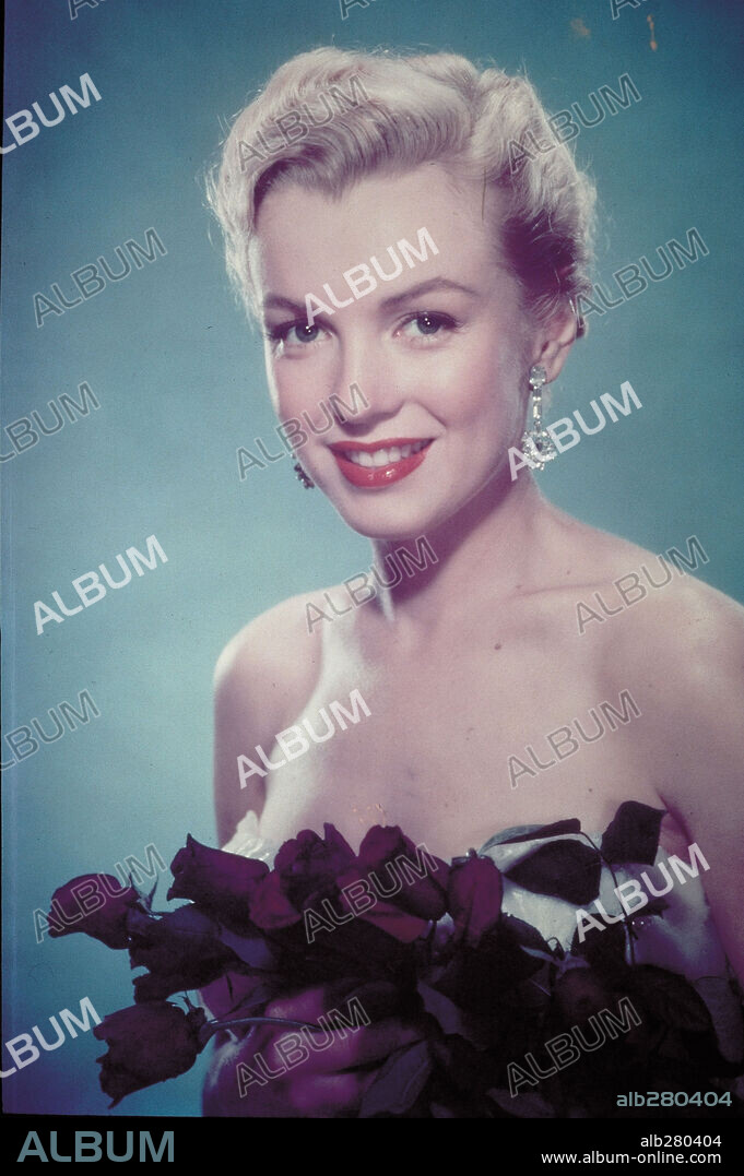NORMA JEAN BAKER. MARILYN MONROE en EVA AL DESNUDO, 1950 (ALL ABOUT EVE), dirigida por JOSEPH L. MANKIEWICZ. Copyright 20TH CENTURY FOX.