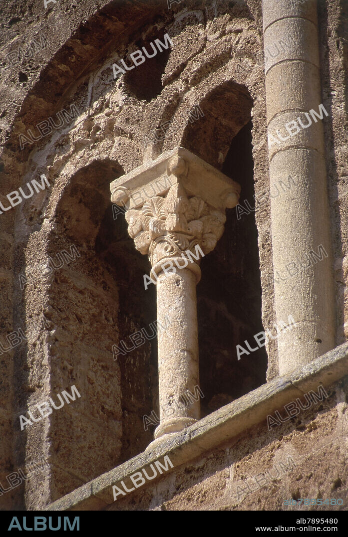 DETALLE DE UNA VENTANA GEMINADA DE LA TORRE CIMBORRIO - SIGLO XII - ROMANICO ESPAÑOL.