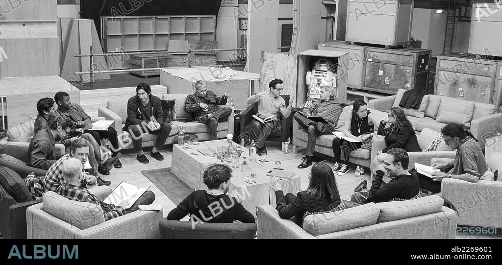 ADAM DRIVER, ANDY SERKIS, ANTHONY DANIELS, BRIAN BURK, CARRIE FISHER, DAISY RIDLEY, DOMHNALL GLEESON, HARRISON FORD, J.J ABRAMS, JOHN BOYEGA, KATHLEEN KENNEDY, LAWRENCE KASDAN, MARK HAMILL, OSCAR ISAAC and PETER MAYHEW in STAR WARS: EPISODE VII-THE FORCE AWAKENS, 2015, directed by J. J. ABRAMS. Copyright LUCAS FILMS/BAD ROBOT/WALT DISNEY PRODUCTIONS / JAMES, DAVID.
