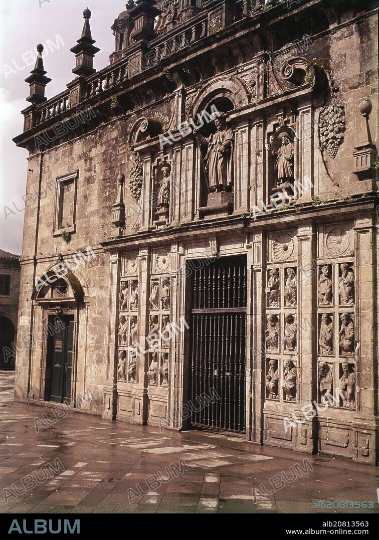 JACOME FERNANDEZ Y FCO GONZALEZ DE ARAUJO. PUERTA SANTA O DEL  PERDON (SIGLO XVII) UTILIZANDO FIGURAS SIGLO XII DEL CORO ROMANICO DEL MAESTRO MATEO - FOTO AÑOS 60.