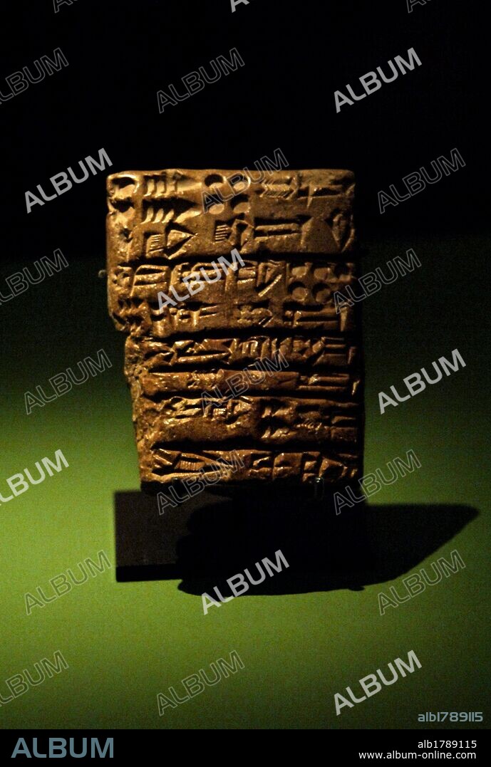 ARTE MESOPOTAMICO. Tablilla de arcilla con escritura cuneiforme. TEXTO ECONOMICO fechado en el tercer año del REINADO DE SHARKALISHARRI (2218-2192 a. C.), rey de Sumeria de la dinastía acadia. Procede de Tello (antigua Girsu). Exposición Babilonia. Museo del Louvre.