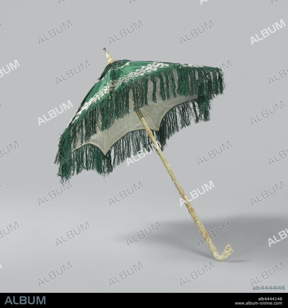 Parasol, Parasol with a carved ivory handle, Parasol of silk with an ivory stick. The curved handle ends in a sample head. The lower part of the stick is carved with figures in a landscape and a banderole with 'Mme la Boronne G.A.G.P. Van Der Capellen N 'Baronne De Tuyll à Bruxelles'., anonymous, Kanton, c. 1816, ivory, silk, cutting, l 76.5 cm × s 65 cm × d 12 cm.