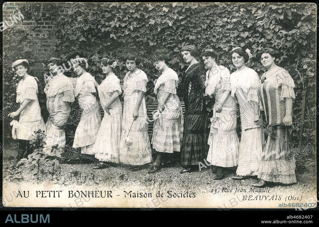 Au petit Bonheur. Maison de Societes. Personnel de madame Auguste tenanciere d'une maison close de Beauvais. Carte postale publicitaire vers 1910. Credit : Collection IM/KHARBINE-TAPABOR.